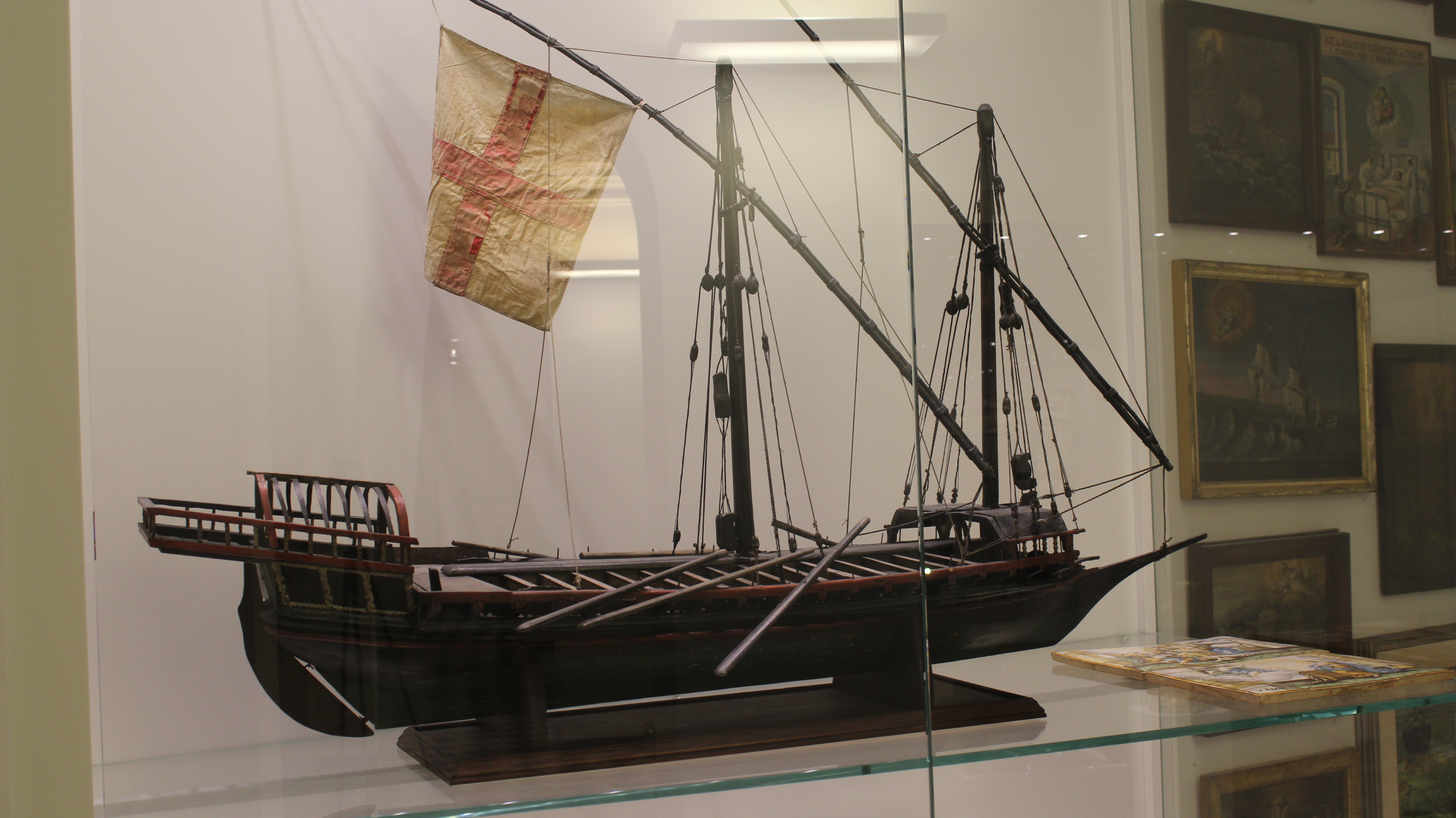 Riproduzione di un’antica nave con bandiera crociata, conservata nel museo del Santuario.