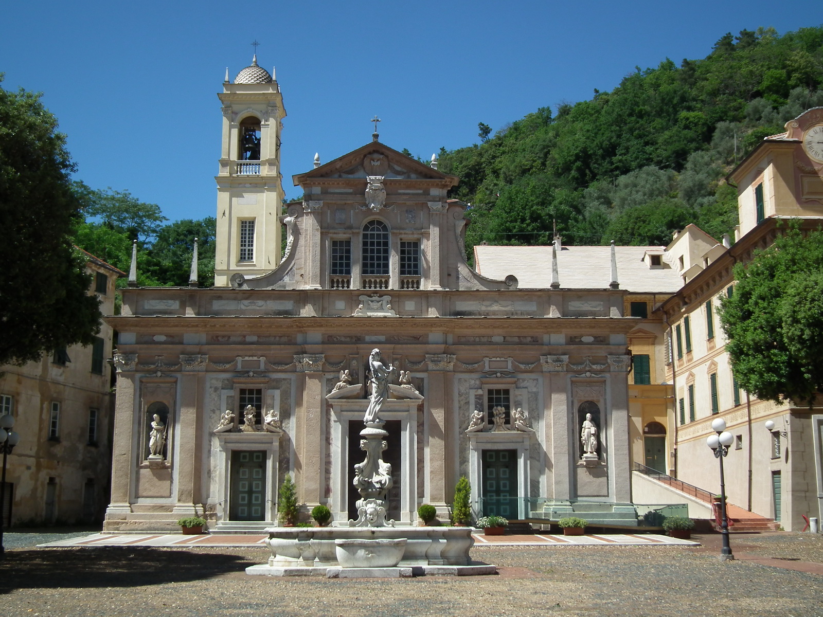 Facciata barocca del Santuario di Nostra Signora della Misericordia a Savona, con torre campanaria e fontana centrale.