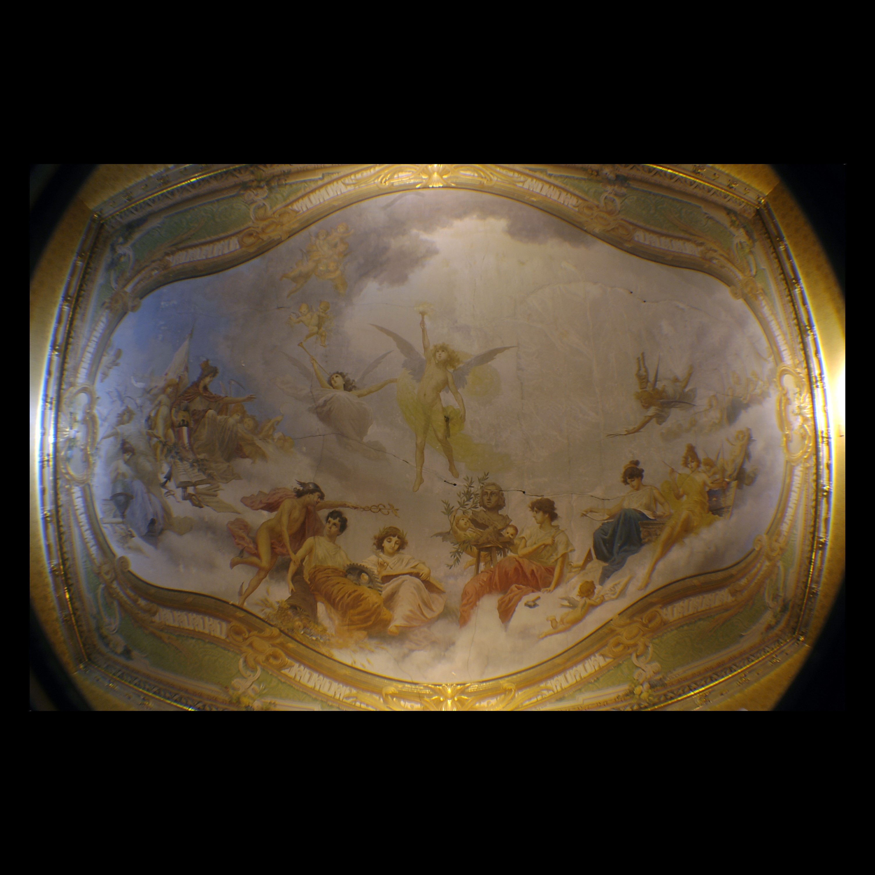 Soffitto dipinto con scene allegoriche e figure angeliche in stile neoclassico.